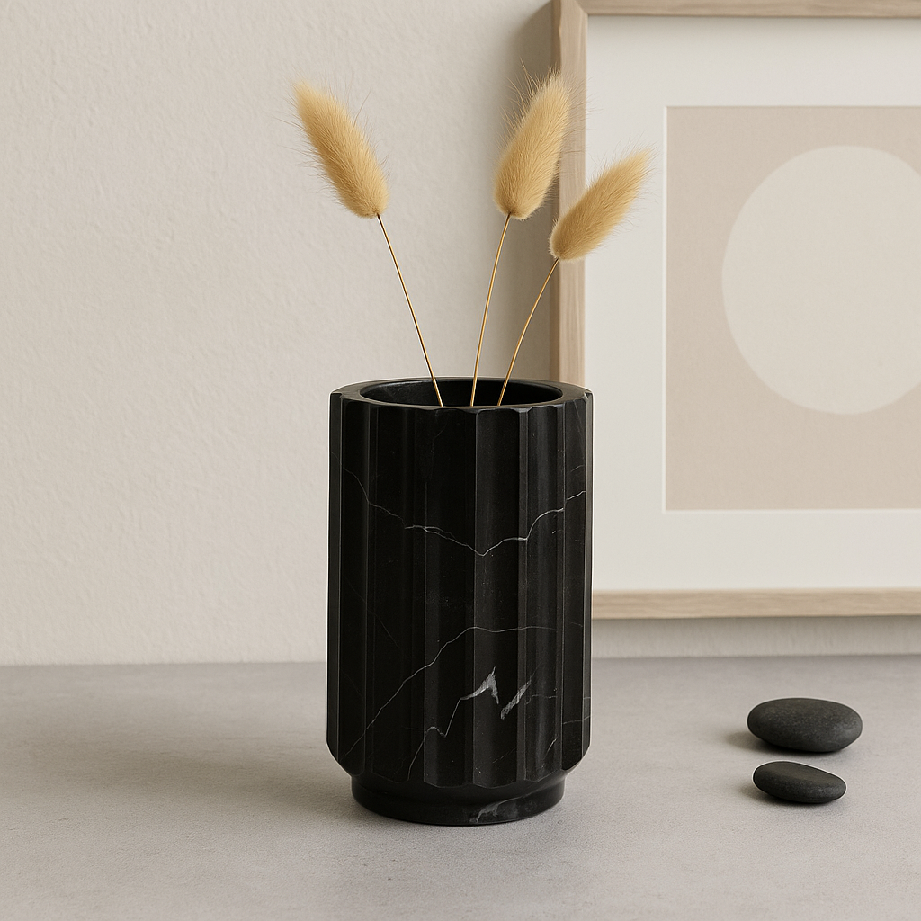 Florero Rayado de Mármol Negro – 12 × 20 cm