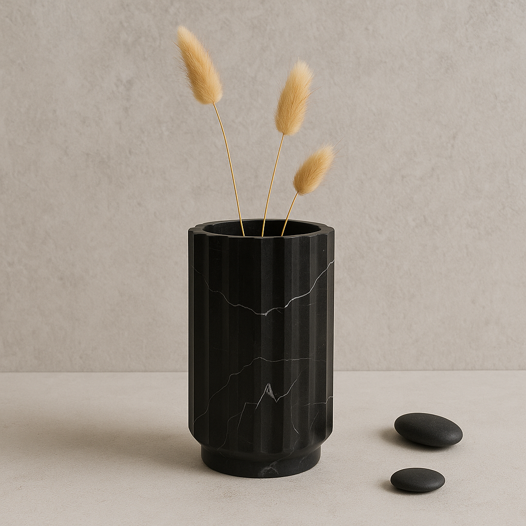 Florero Rayado de Mármol Negro – 12 × 20 cm