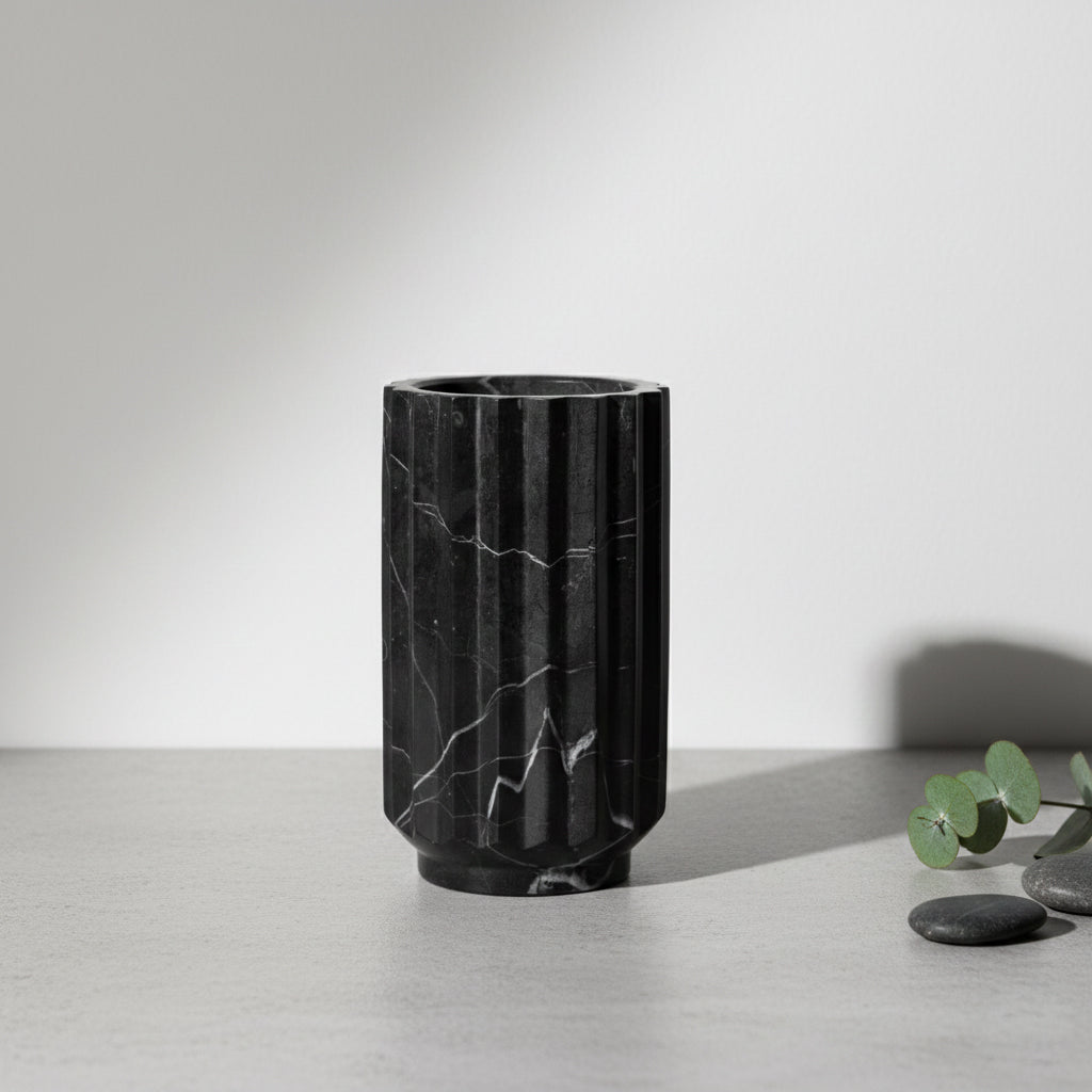 Florero Rayado de Mármol Negro – 12 × 20 cm