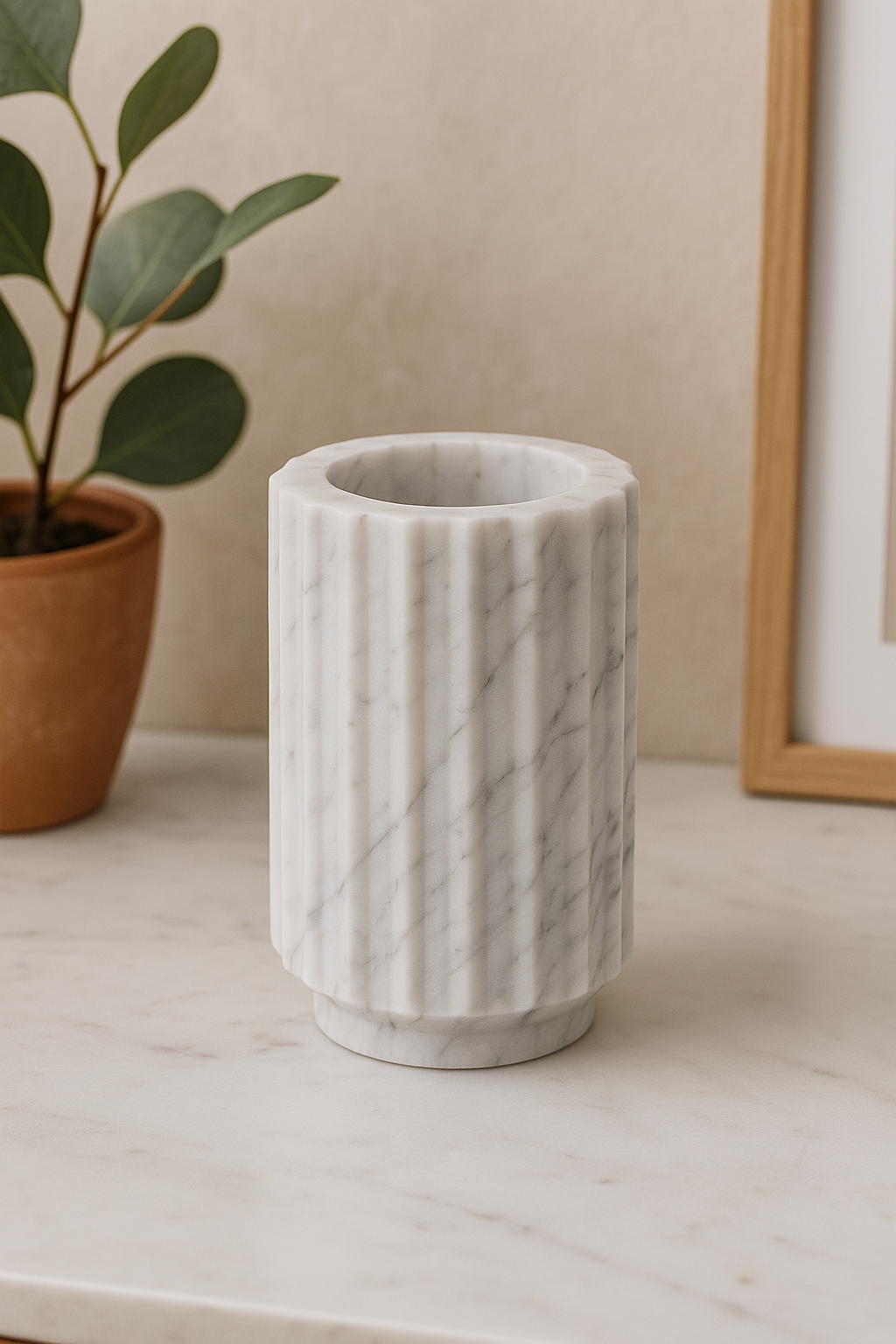 Florero Rayado de Mármol Blanco – 12 × 20 cm