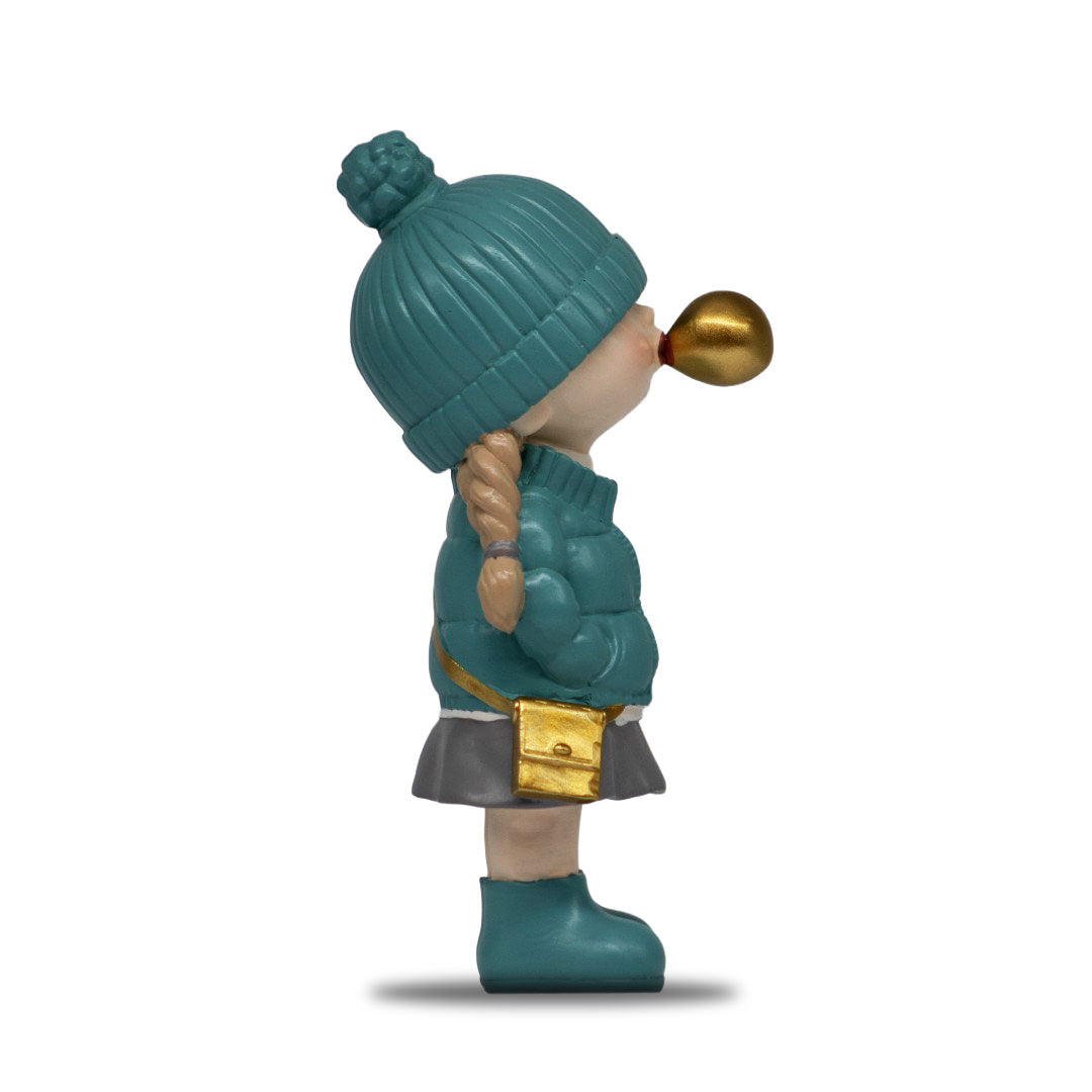 Figura Decorativa de Poliresina Niña con Chicle, Chamarra Turquesa 20 cm