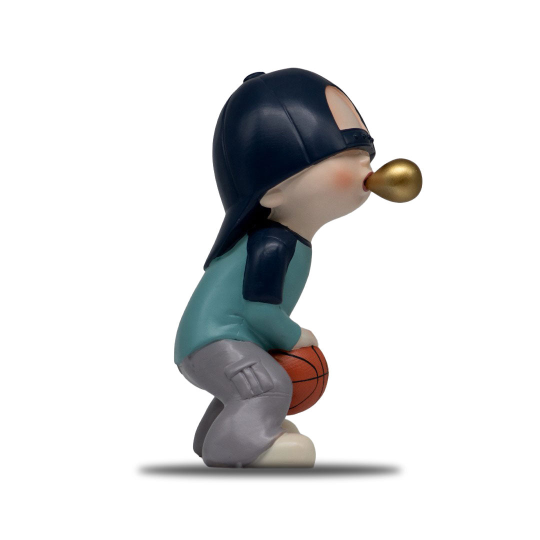 Figura De Poliresina Niño Con Chicle Azul Basquetbol 23 Cm