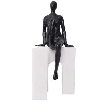 MUJERE SENTADA EN BASE DE RESINA I