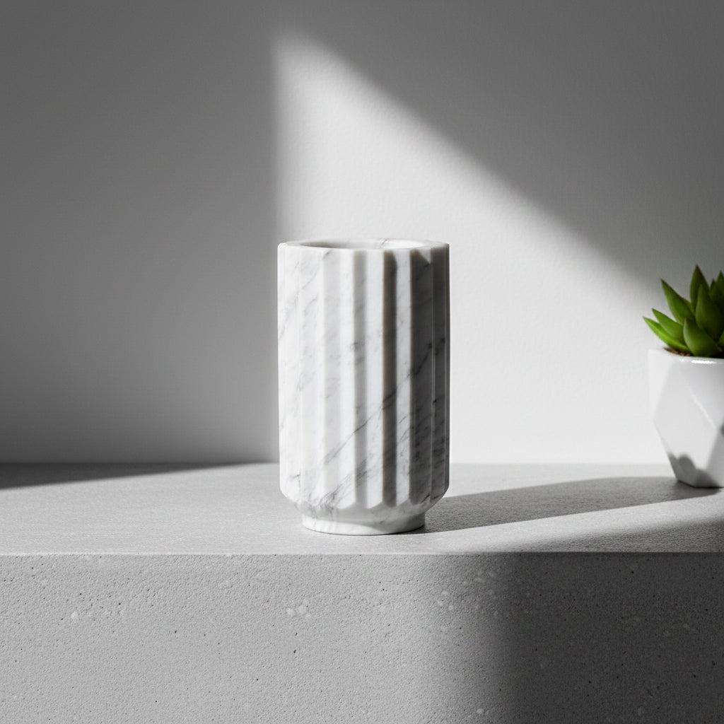 Florero Rayado de MÃ¡rmol Blanco â€“ 12 Ã— 20 cm