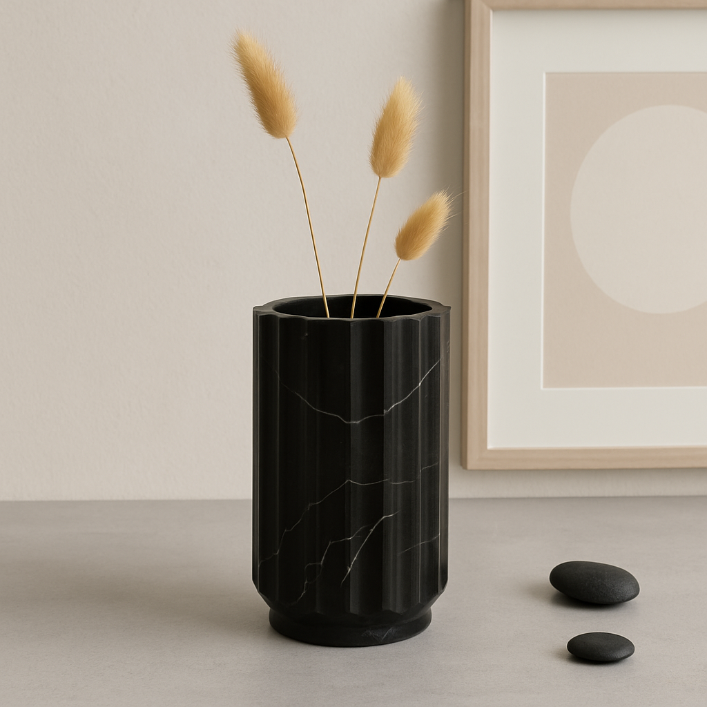 Florero Rayado de MÃ¡rmol Negro â€“ 12 Ã— 20 cm