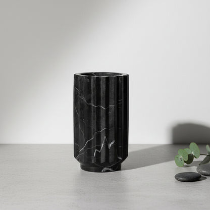 Florero Rayado de MÃ¡rmol Negro â€“ 12 Ã— 20 cm