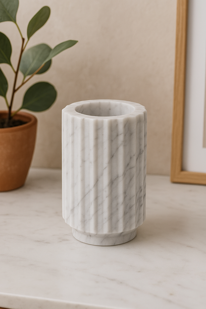 Florero Rayado de MÃ¡rmol Blanco â€“ 12 Ã— 20 cm