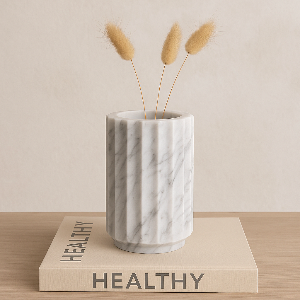Florero Rayado de MÃ¡rmol Blanco â€“ 12 Ã— 20 cm