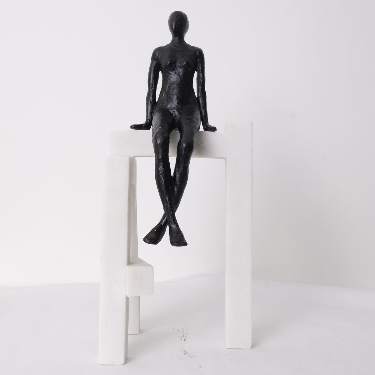 MUJER SENTADA EN BASE DE RESINA I