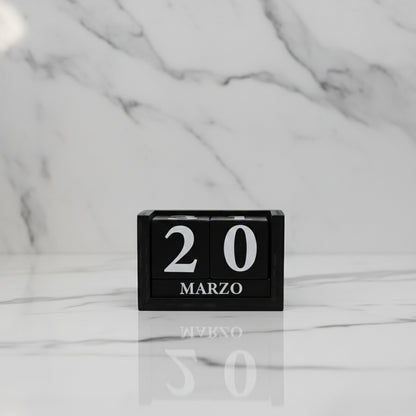 Calendario Negro Nandos  15 cm | Madera de Encino