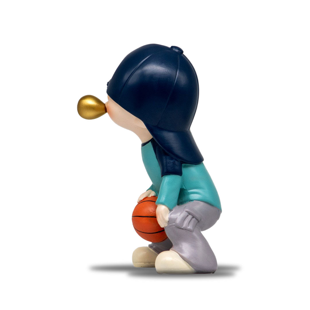 Figura De Poliresina Niño Con Chicle Azul Basquetbol 23 Cm