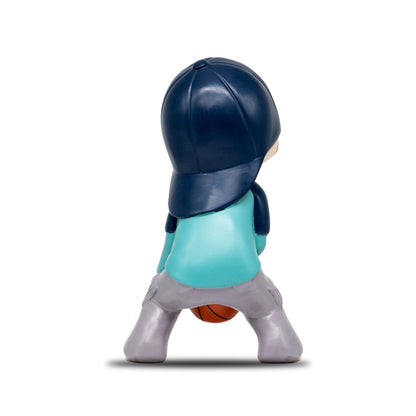 Figura De Poliresina Niño Con Chicle Azul Basquetbol 23 Cm