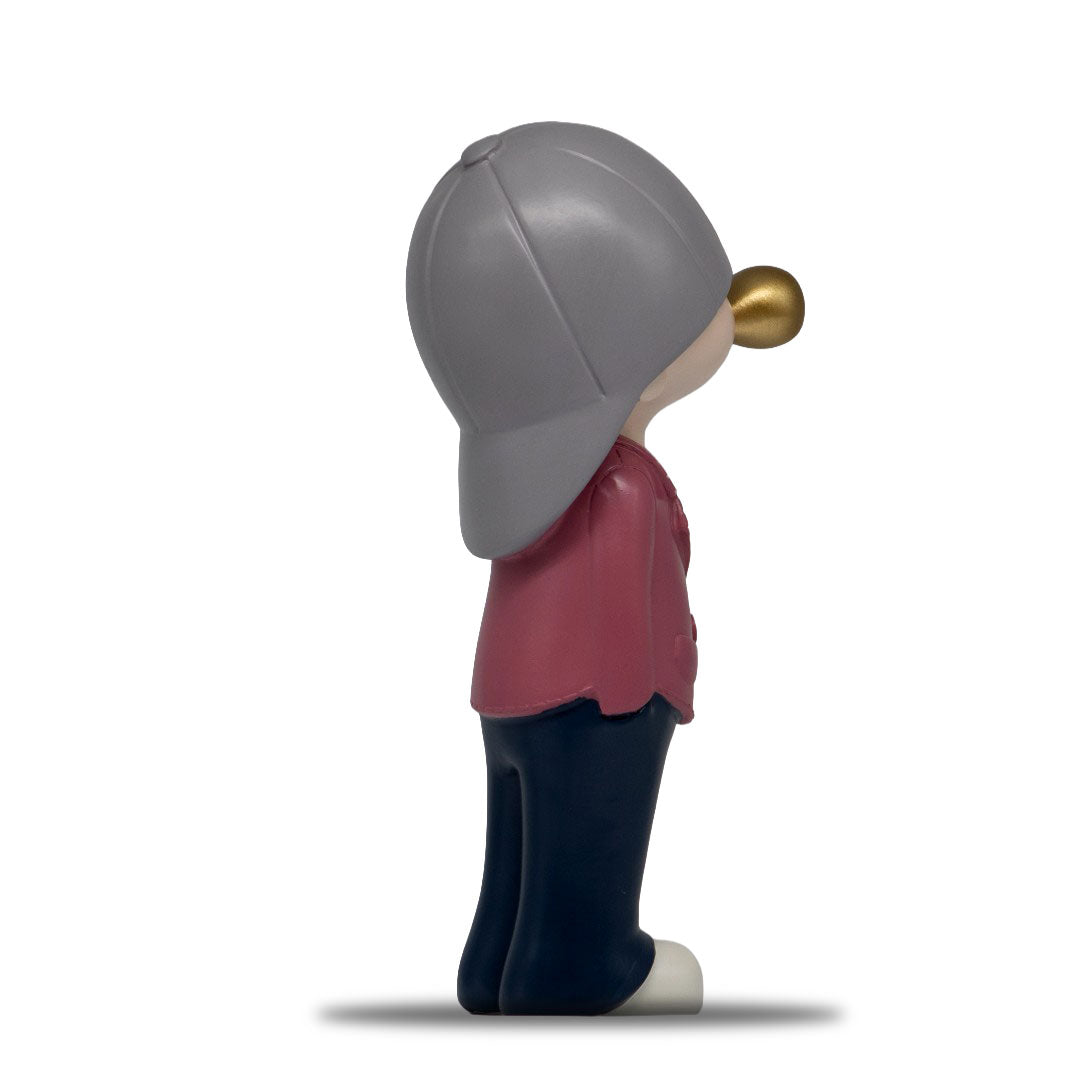 Figura Decorativa de Poliresina Niño con Chicle, Saco Rosa 26 cm