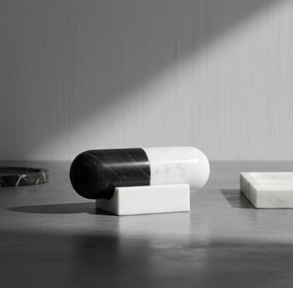 Cápsula con Base de Mármol Figura Decorativa Blanco y Negro 15 cm